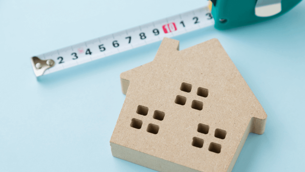 家の模型と測量機